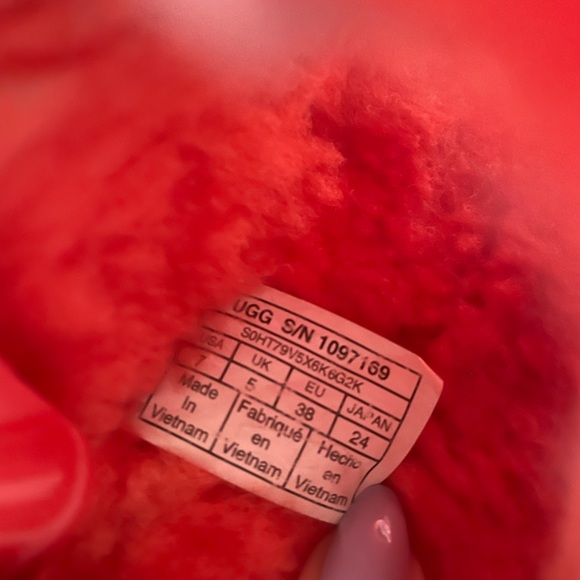 UGG slippers size 7 - Picture 3 of 3